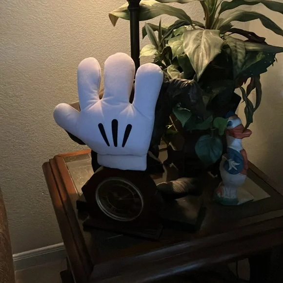 Disneyland Resorts Iconic Mickey Mouse Hand Glove - Picture 2 of 7